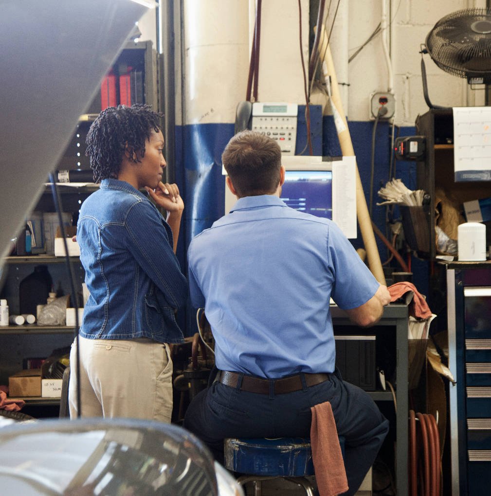 Bild Effiziente Werkstattplanung mit Mechaniker und Kunde
